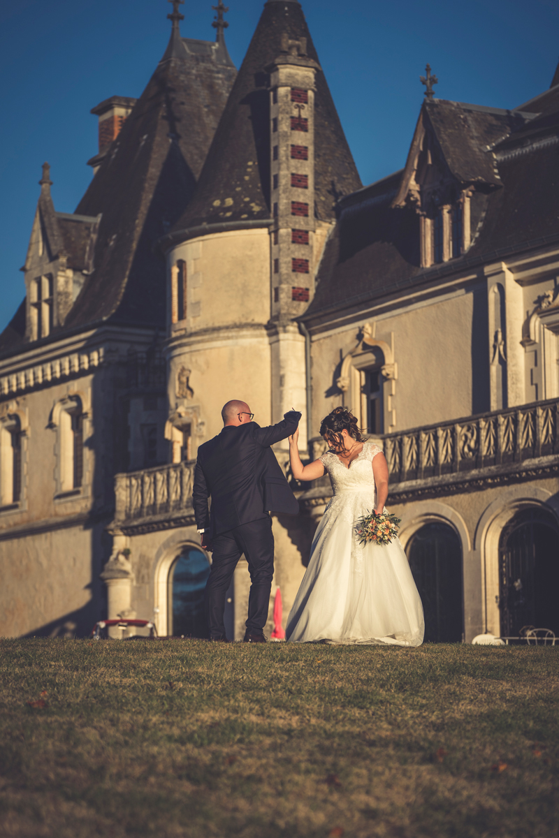 jeune marié danse devant le château
