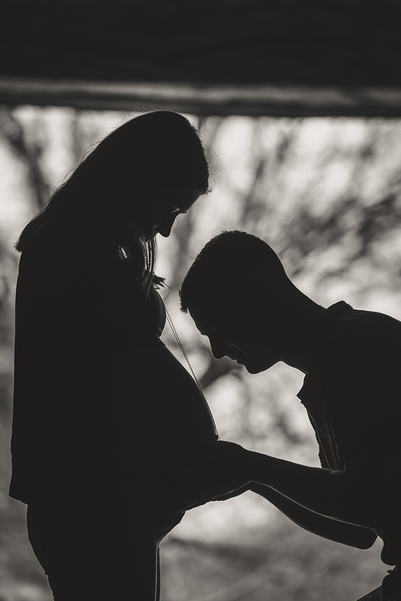 Photo en silhouette d'un ventre rond