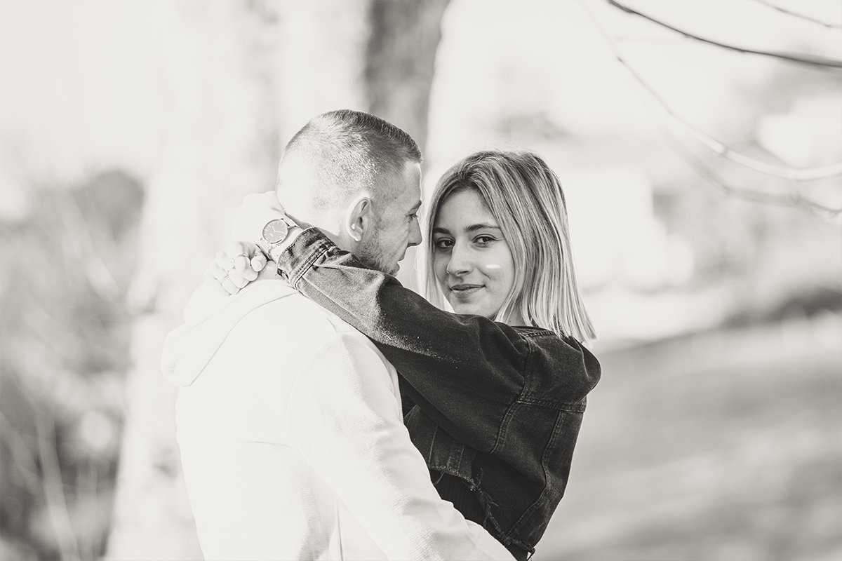 Couple avec le regard de madame au photographe