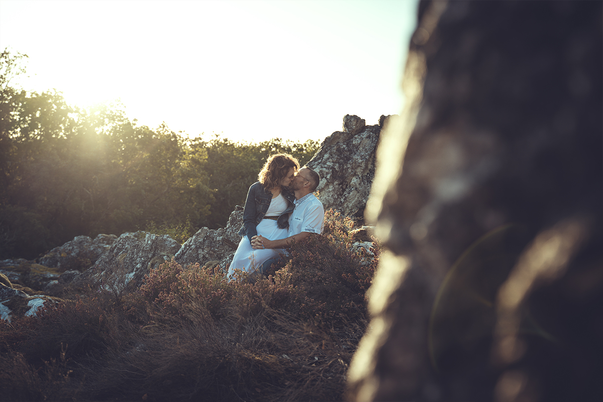 Couple en pleine nature devant un soleil couchant