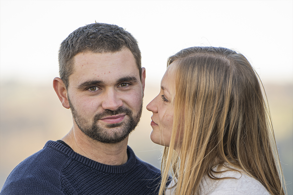 Regard d'un homme avec sa femme pas loin de lui