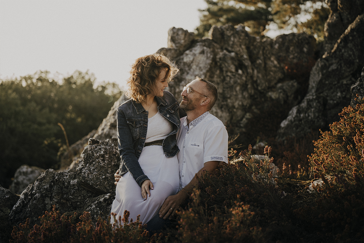 Regard d'un couple lors d'une séance photo