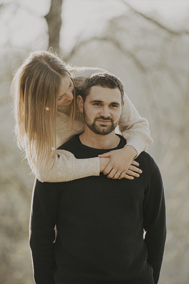 couple lors d'une séance photo d'amoureux