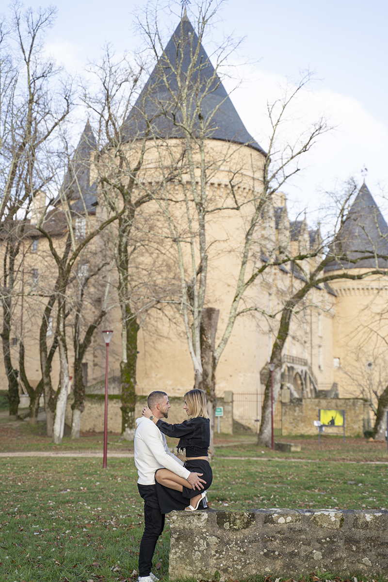 Séance photo couple devant un château