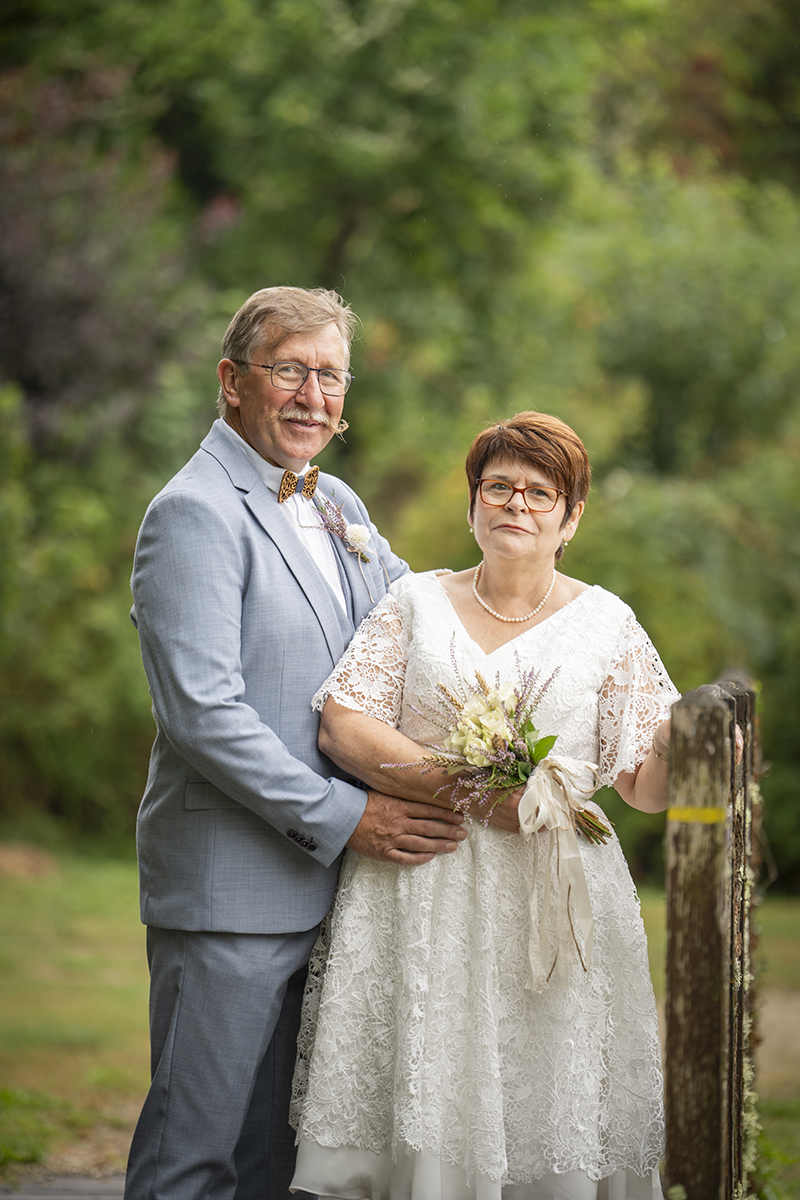 Couple de mariés âgés partageant un moment tendre, capturé en noir et blanc, montrant que l’amour n’a pas d’âge
